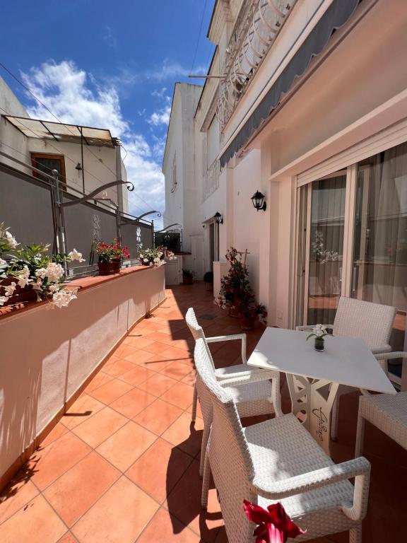 Restorāns vai citas vietas, kur ieturēt maltīti, naktsmītnē Augusto Capri Apartment