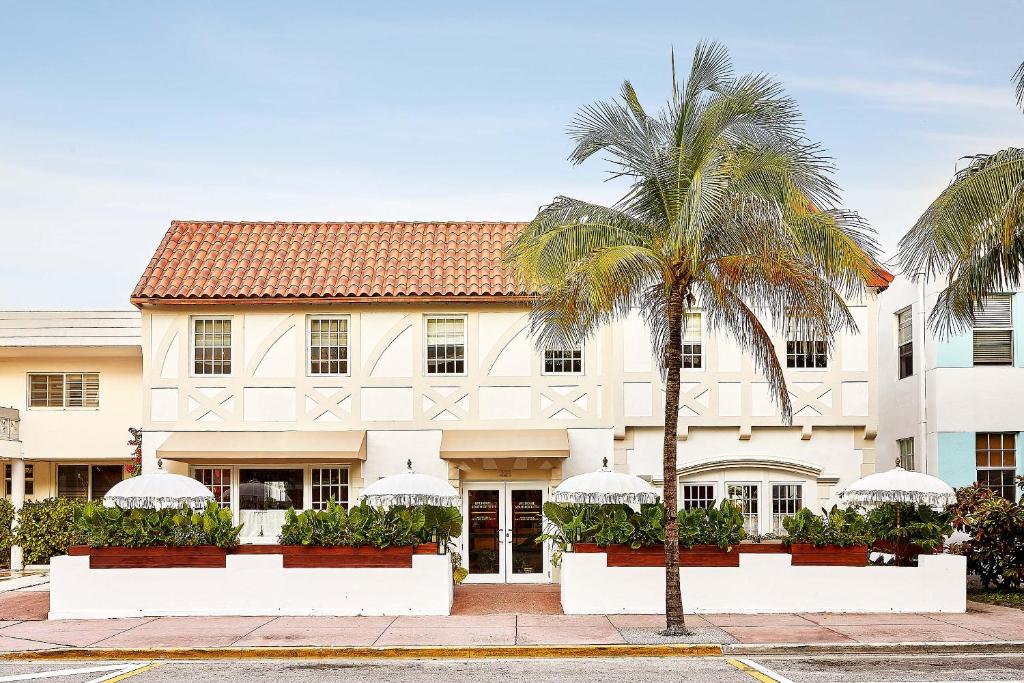 un edificio con una palmera delante de él en Life House, South of Fifth, en Miami Beach