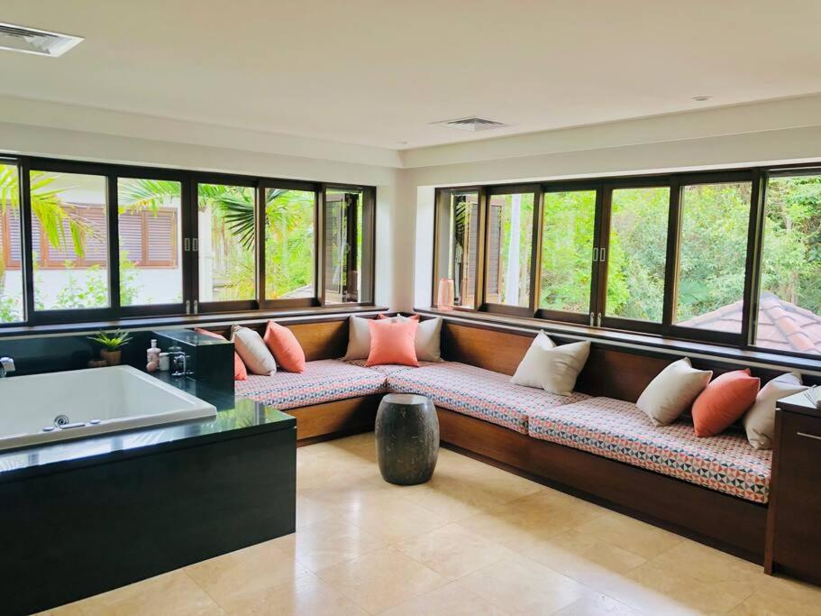Posezení v ubytování AQUA Beachfront Villa Port Douglas