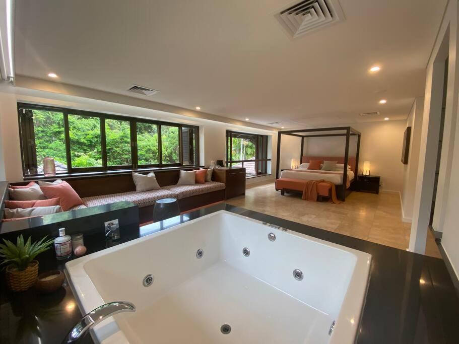 Postel nebo postele na pokoji v ubytování AQUA Beachfront Villa Port Douglas