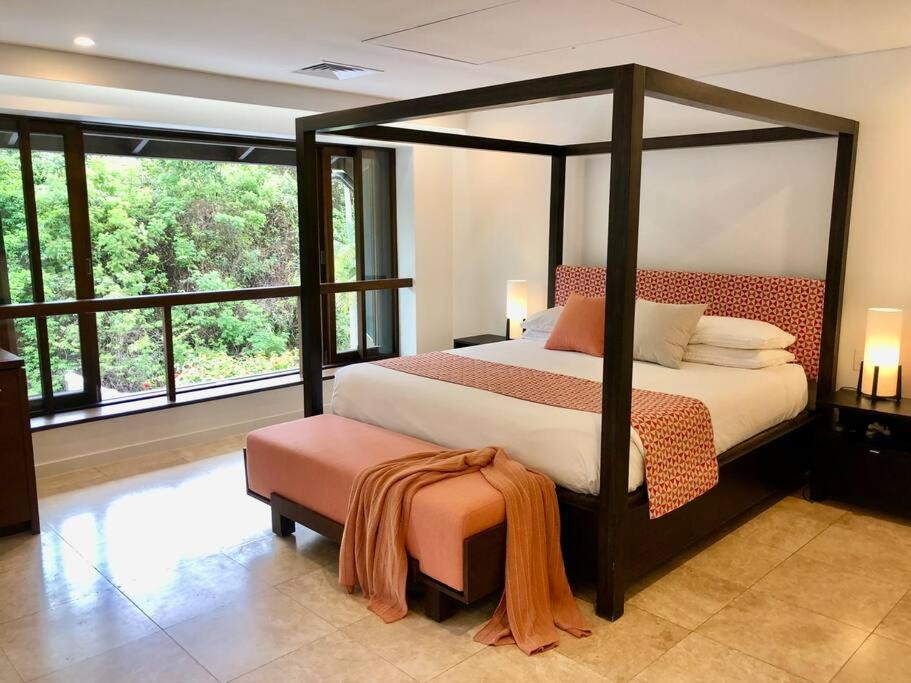 Postel nebo postele na pokoji v ubytování AQUA Beachfront Villa Port Douglas