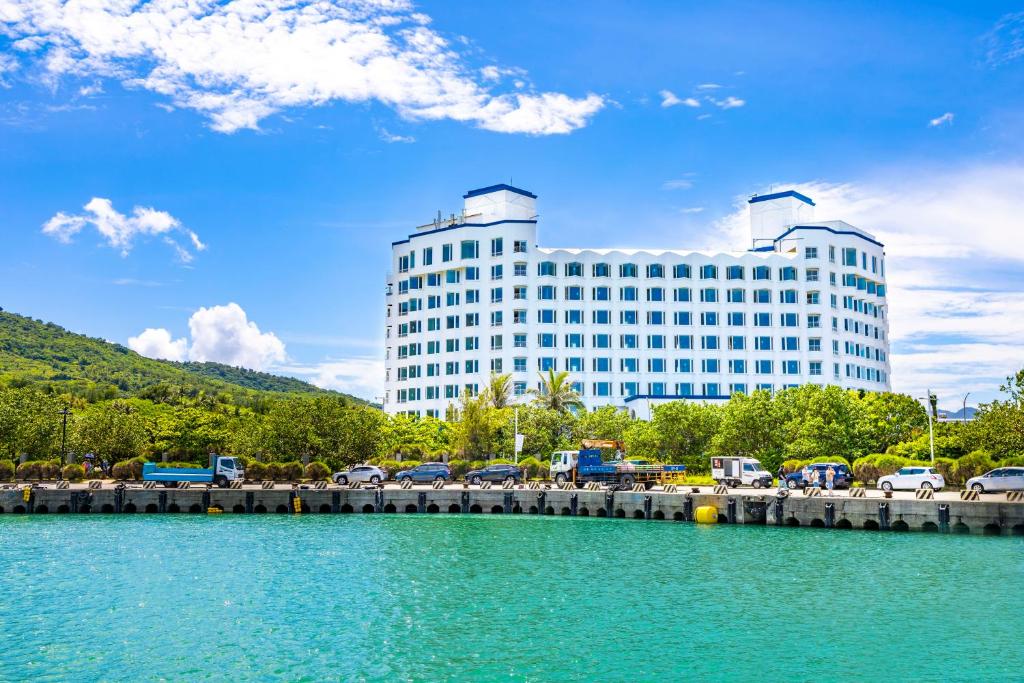 a large white building next to a large body of water at Kenting Long Beach Hotel in Checheng