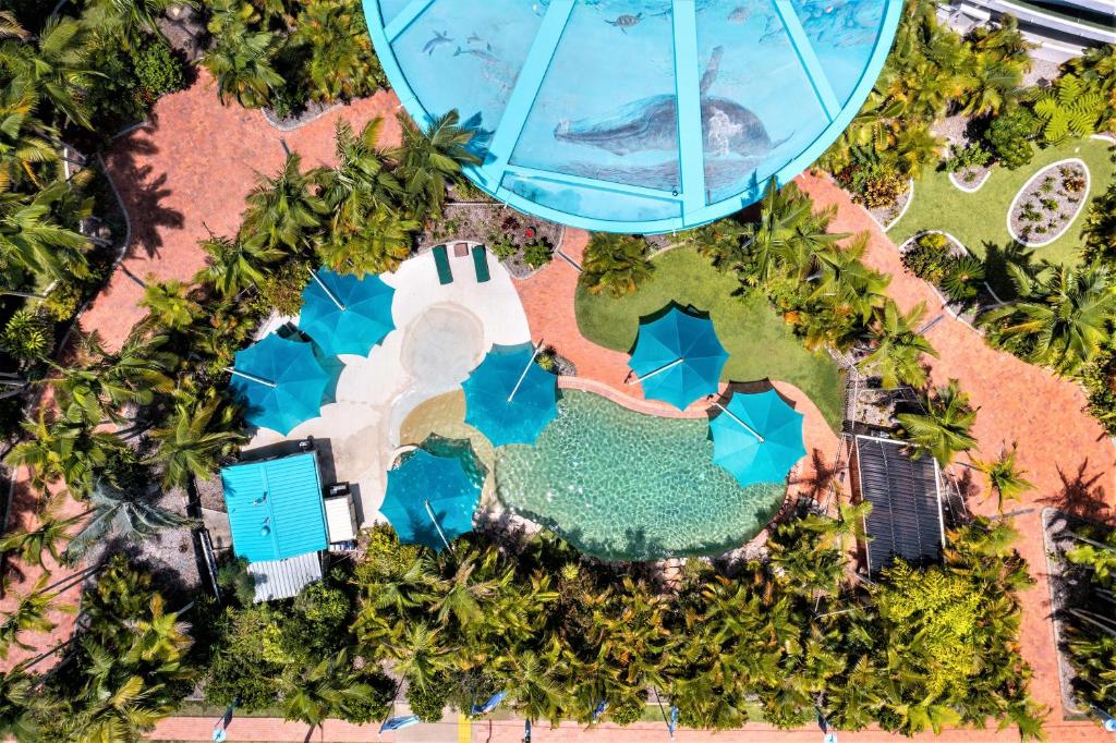 una vista aérea de un complejo con piscina en Riviera Resort, en Hervey Bay