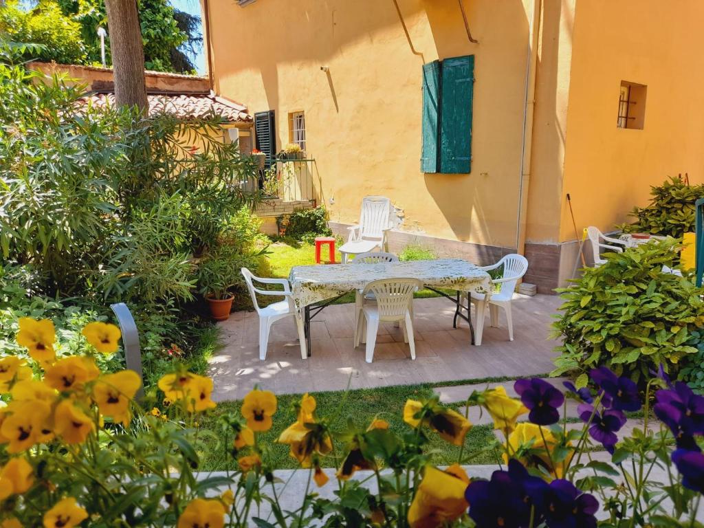 A garden outside Appartamenti Borghetto San Donato 105