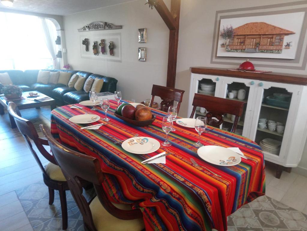 mesa de comedor con un mantel colorido en SANITIZED - APARTMENT - Metropolitan Quito Area Eng - Fr - Esp, en Quito