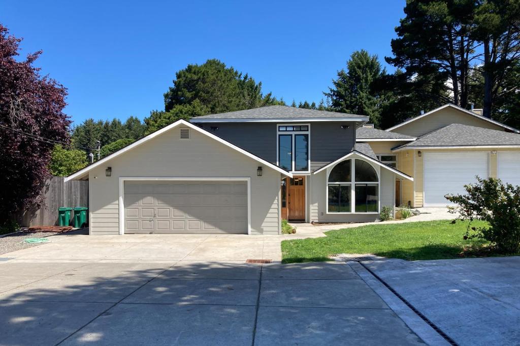 ein Haus mit großer Garage in einer Auffahrt in der Unterkunft Balboa Rendezvous in McKinleyville