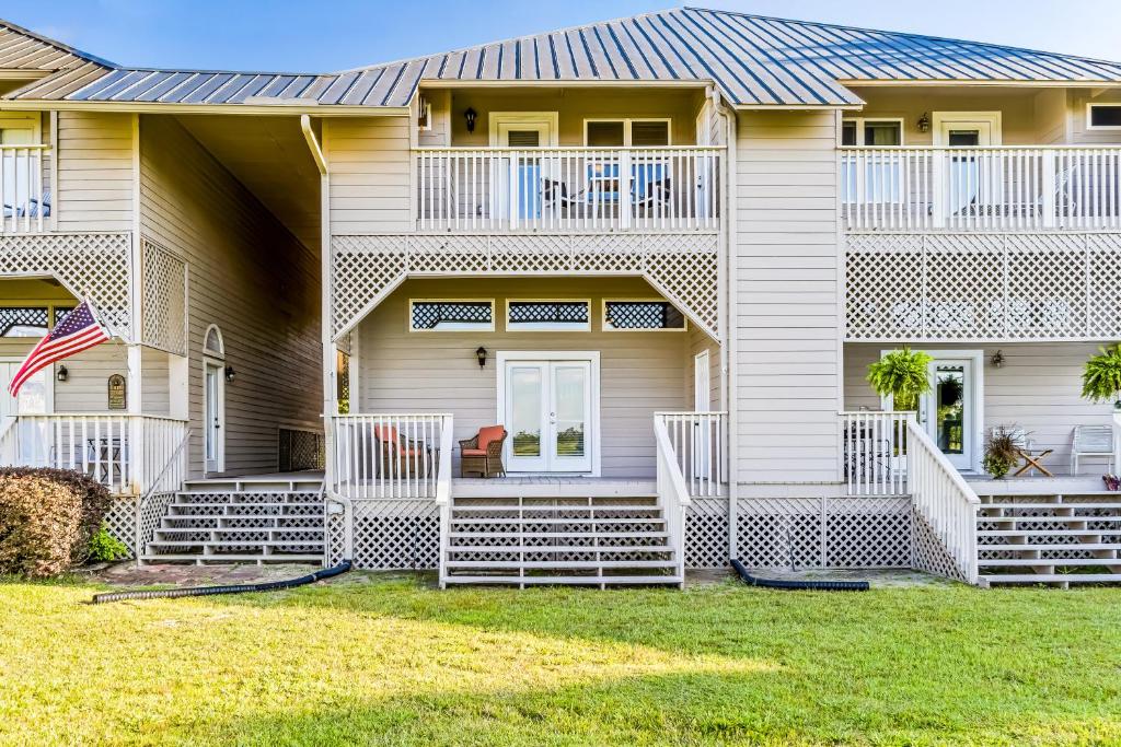 une maison avec une pelouse devant elle dans l'établissement Perdido Pines Townhomes 13436, à Perdido Key