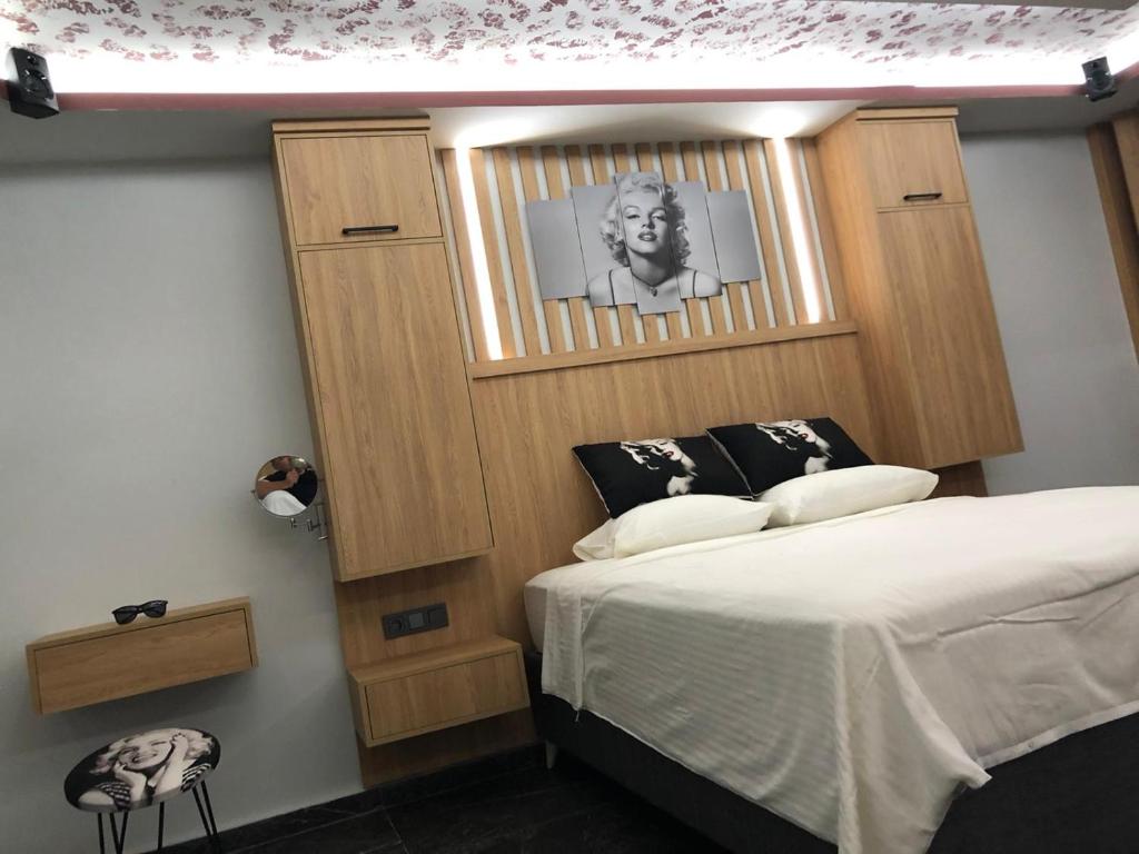 Postel nebo postele na pokoji v ubytování Sofya Suites