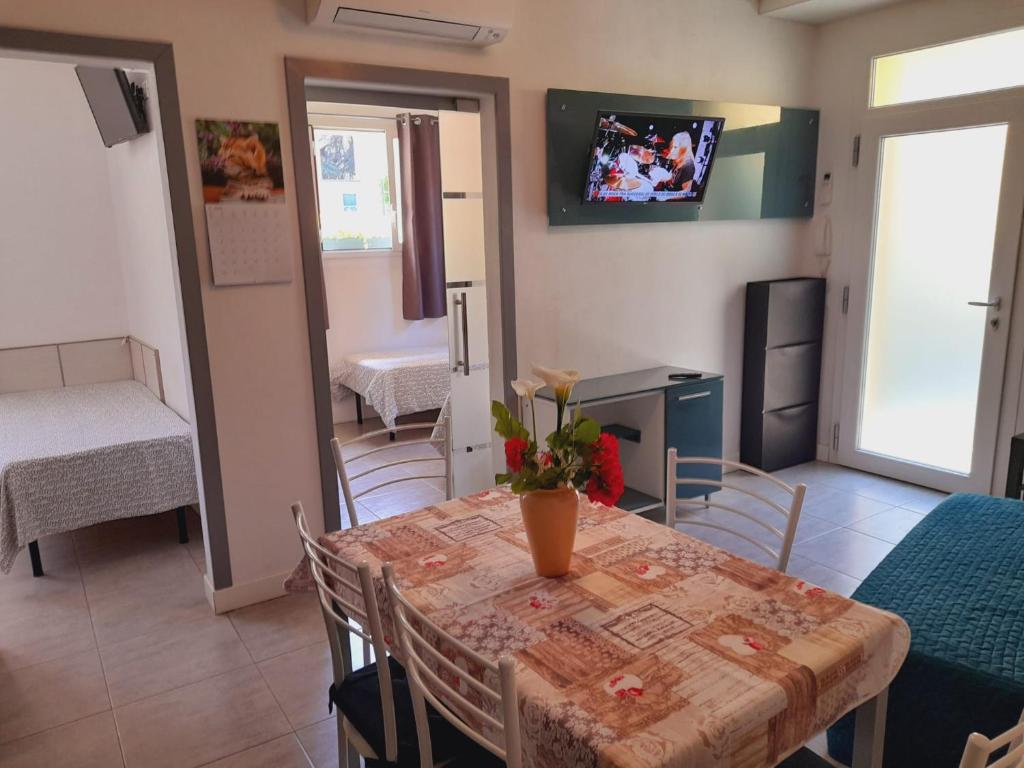A television and/or entertainment centre at Appartamenti Borghetto San Donato 105