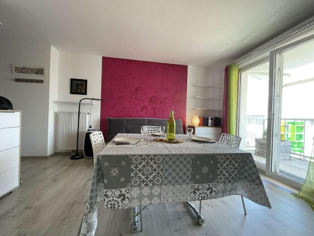 Fotografia z galérie ubytovania Studio cosy avec terrasse, parking, proche port et centre – La Rochelle - FR-1-246-620 v destinácii La Rochelle
