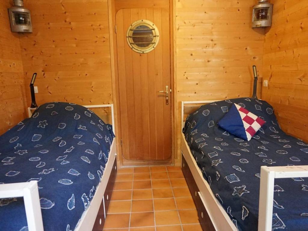 Łóżko lub łóżka w pokoju w obiekcie Maison spacieuse 4 pièces, 6 couchages avec jardin privé - 500m des plages - Internet inclus - FR-1-224B-164