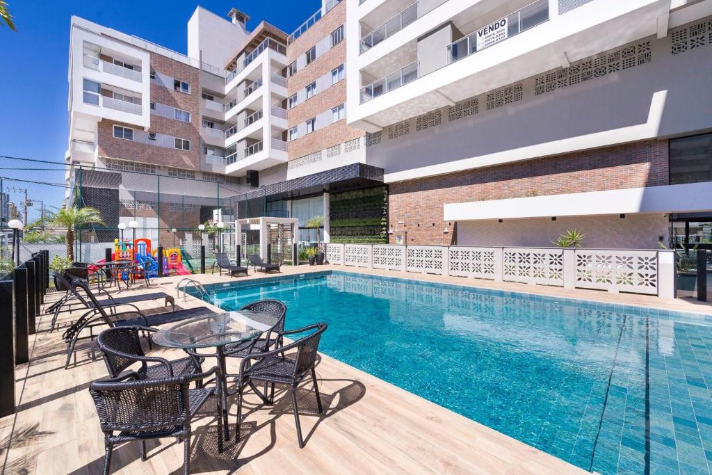 Bazén v ubytování Terrazzo 401A - Apartamento 02 suítes - Acomoda até 05 pessoas - À poucos metros da praia de Bombas - (Consultar serviços de roupa de cama e banho) nebo v jeho okolí