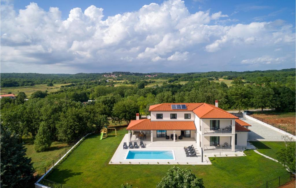 uma vista aérea de uma casa com piscina em Cozy Home In Prodol With Wifi em Manjadvorci