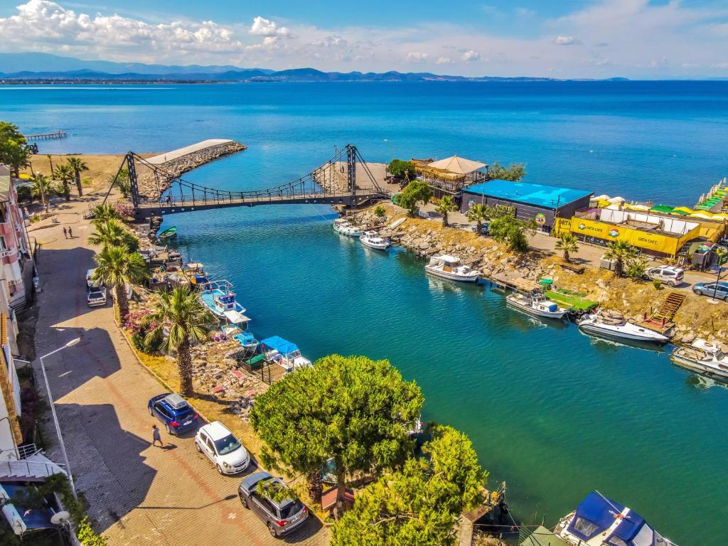 una vista aérea de un puente sobre un río con barcos en Mas Butik Otel en Edremit