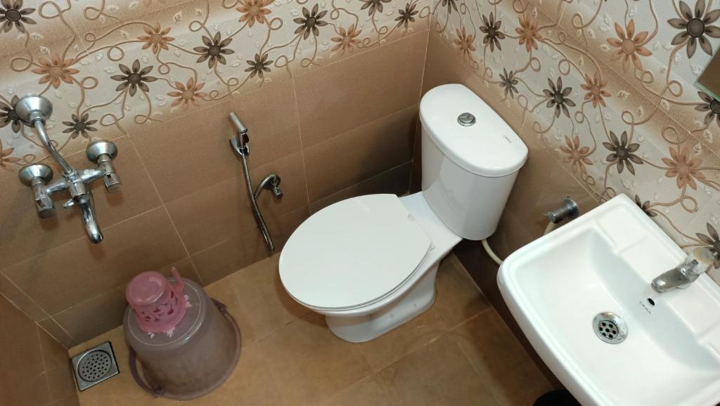 Koupelna v ubytování Janatha Homestay