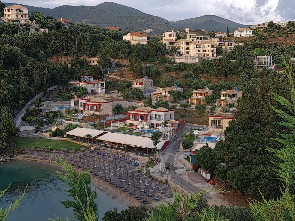un pueblo en una colina con casas y un cuerpo de agua en Edem Studios and Apartments, en Sivota