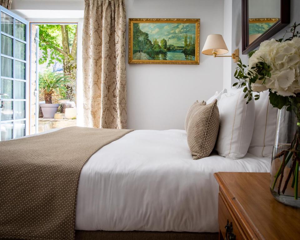- une chambre avec un lit et une fenêtre dans l'établissement Hôtel le Centenaire, à Les Eyzies-de-Tayac