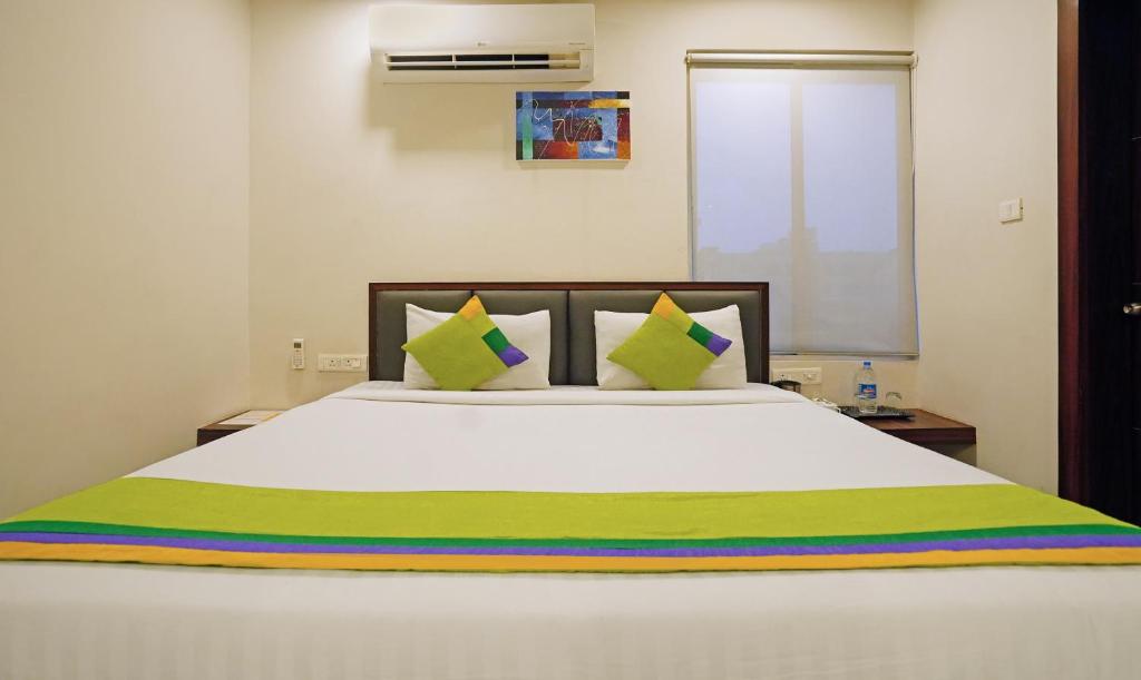 Postel nebo postele na pokoji v ubytování Treebo Lazystay Grand Patia