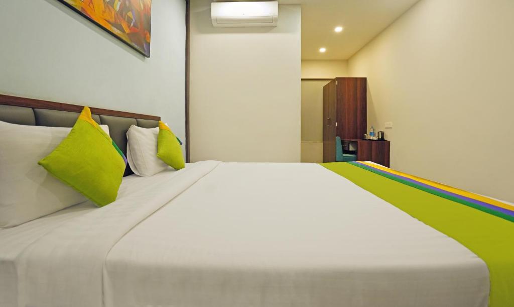 Postel nebo postele na pokoji v ubytování Treebo Lazystay Grand Patia