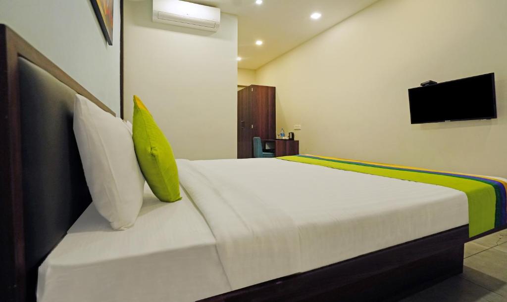 TV a/nebo společenská místnost v ubytování Treebo Lazystay Grand Patia