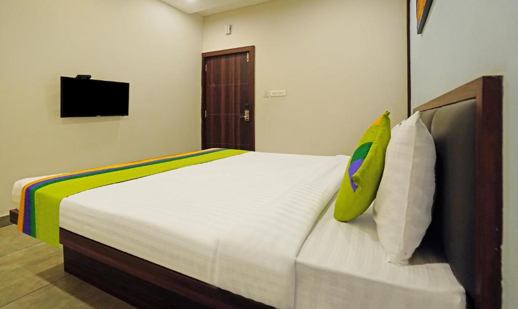 Postel nebo postele na pokoji v ubytování Treebo Lazystay Grand Patia