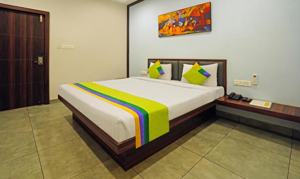 Postel nebo postele na pokoji v ubytování Treebo Lazystay Grand Patia
