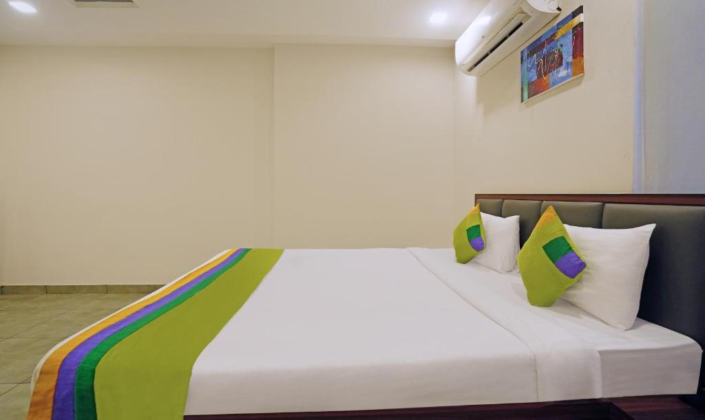 Postel nebo postele na pokoji v ubytování Treebo Lazystay Grand Patia