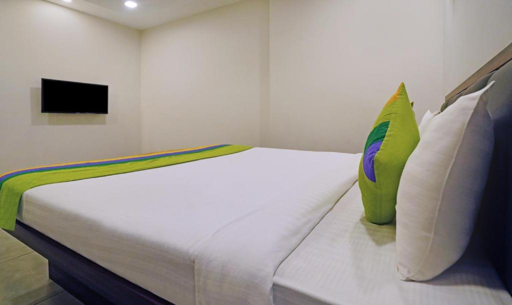 TV a/nebo společenská místnost v ubytování Treebo Lazystay Grand Patia