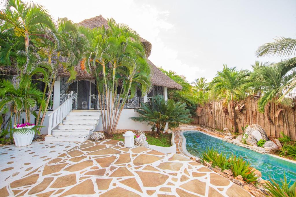 Bazén v ubytování Msambweni Beach House and Private Villas nebo v jeho okolí