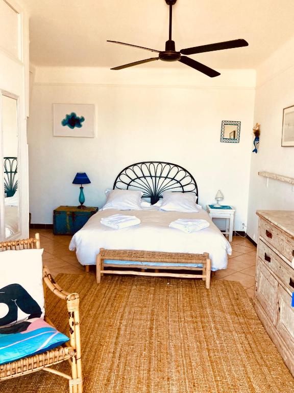 Postel nebo postele na pokoji v ubytování Hôtel Lido Beach