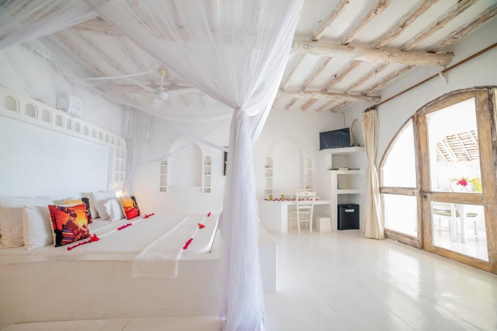 Postel nebo postele na pokoji v ubytování Msambweni Beach House and Private Villas
