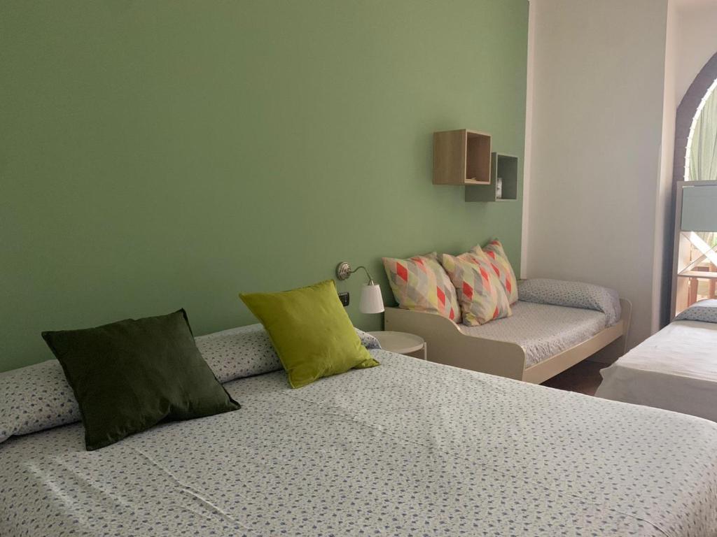 Habitación con cama, sofá y silla en Appartamento Salvia in centro en Ascea