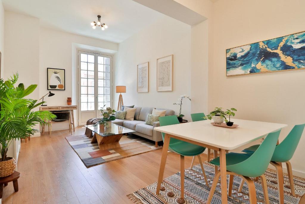Posedenie v ubytovaní C74 - Marvelous 3 Bedroom Apartment In Historical