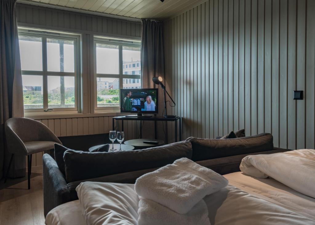 TV a/nebo společenská místnost v ubytování Grønnbuene Rorbu Hotel
