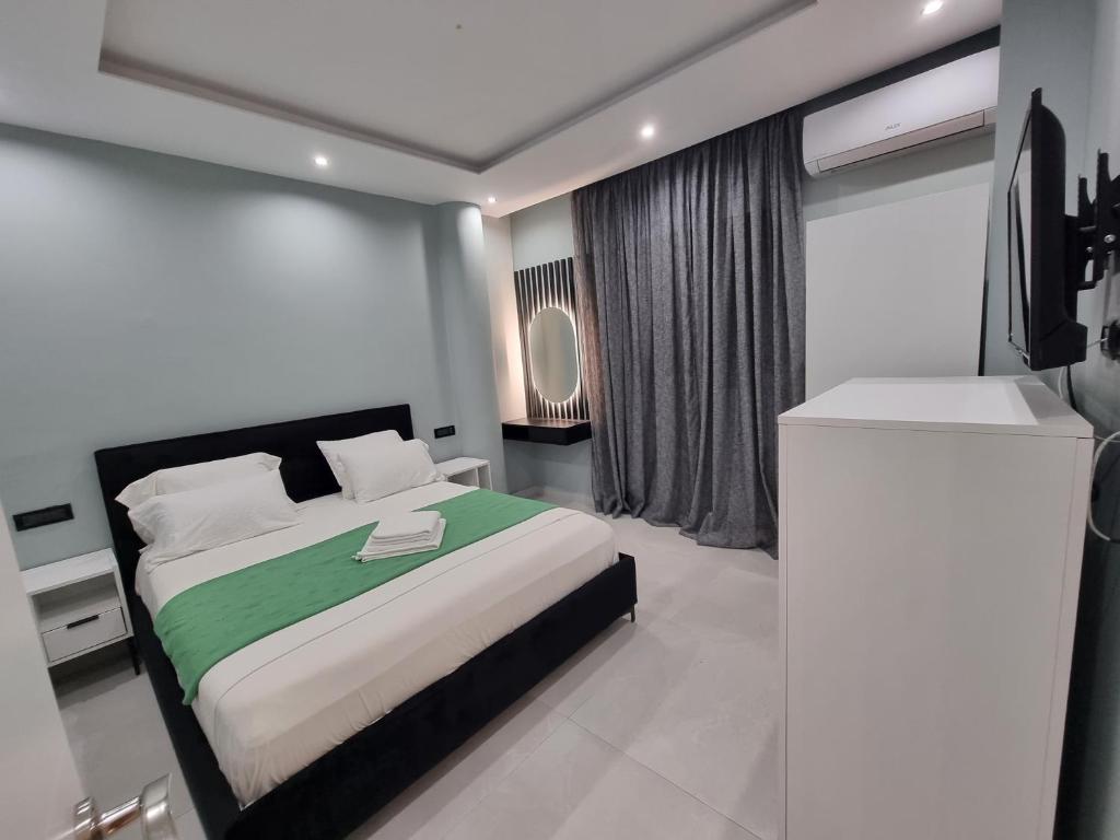Un dormitorio con una cama grande y una ventana en Vacation home near the sea, en Durrës