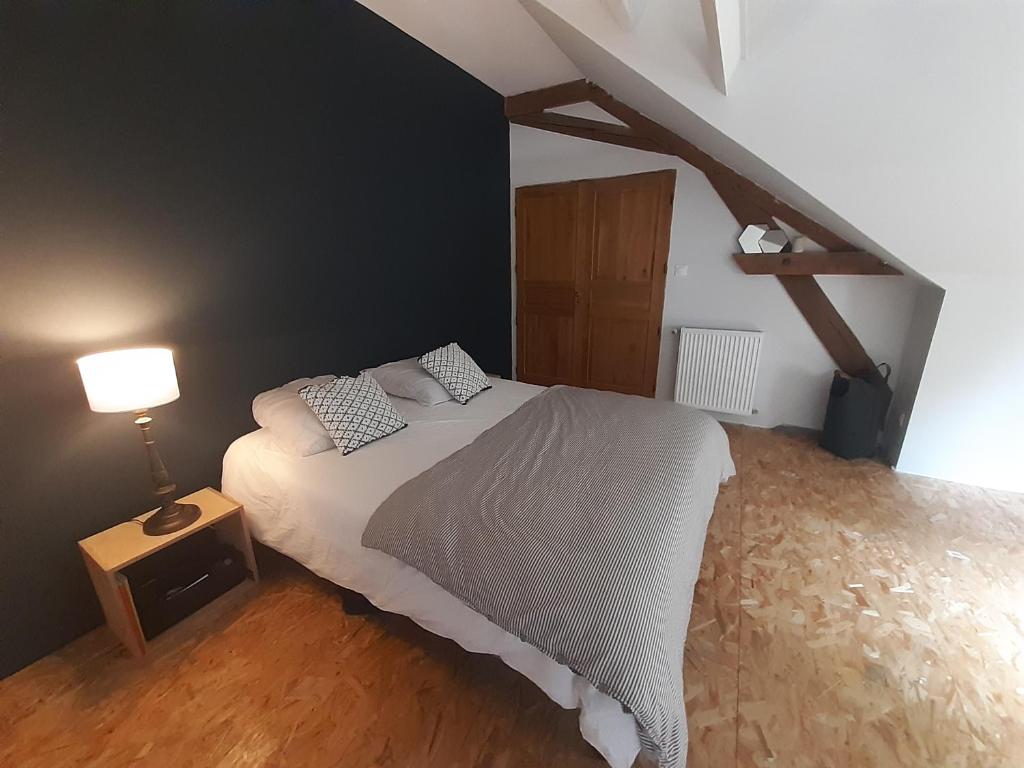 Tempat tidur dalam kamar di Les Tilleuls - Villa année 30