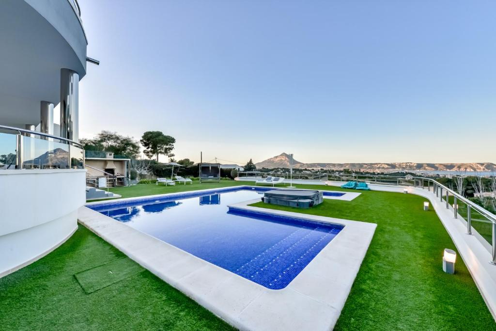 Bazén v ubytovaní CORAL- Managed by Almarina Villas alebo v jeho blízkosti