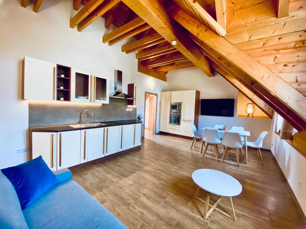 eine Küche und ein Wohnzimmer mit einem blauen Sofa und einem Tisch in der Unterkunft Relax Apartment in Prag