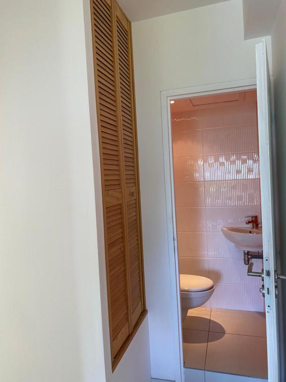 Koupelna v ubytování Appart 2ème ligne vue mer, 2 chambres, clim, internet, parking