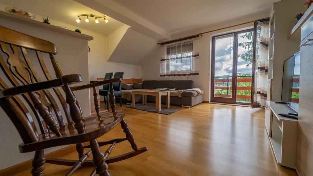 Televízia a/alebo spoločenská miestnosť v ubytovaní Apartman Suhi vrh