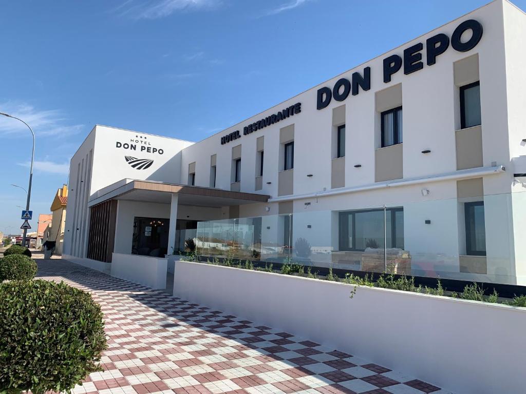 un bâtiment avec un panneau ne laissant pas tomber dans l'établissement Hotel Don Pepo, à Lobón