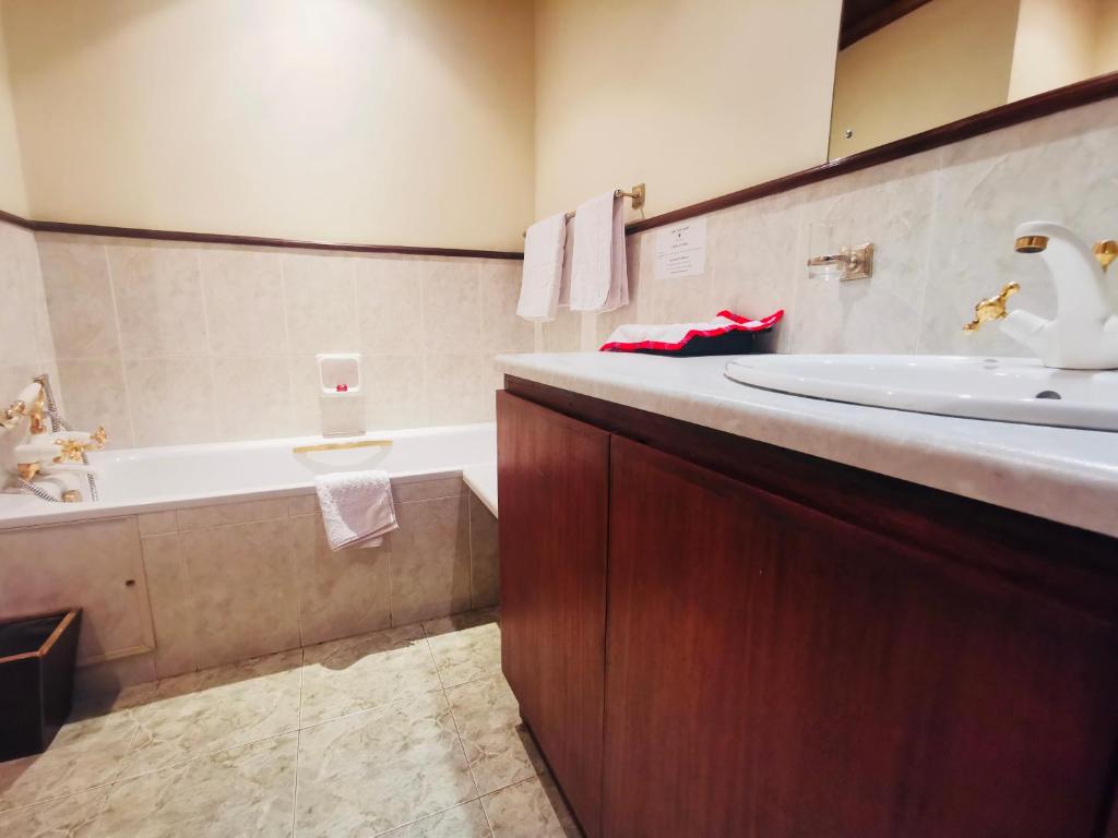 Koupelna v ubytování La Mada Hotel
