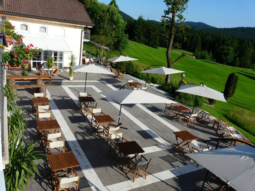 an overhead view of a patio with tables and umbrellas at Charme Hotel Villa Bonomo in Asiago