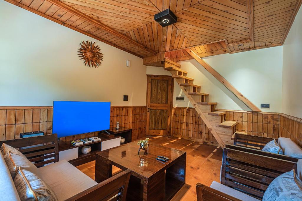 Posezení v ubytování SaffronStays Monarch Manor, Manali - regal mansion