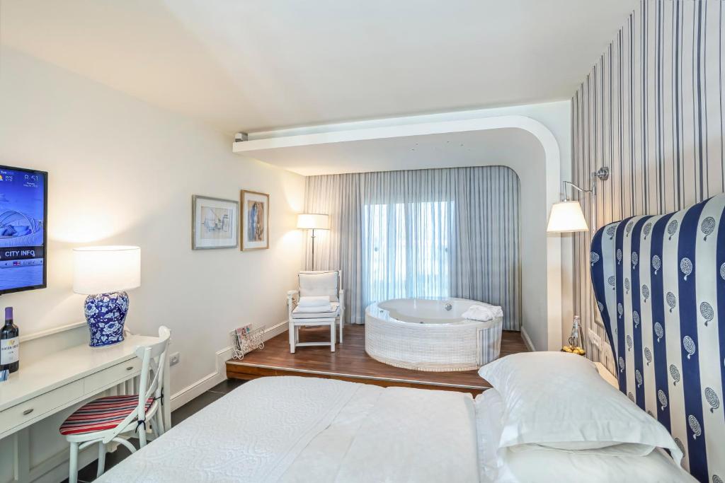 Postel nebo postele na pokoji v ubytování Shalom Hotel & Relax - an Atlas Boutique Hotel
