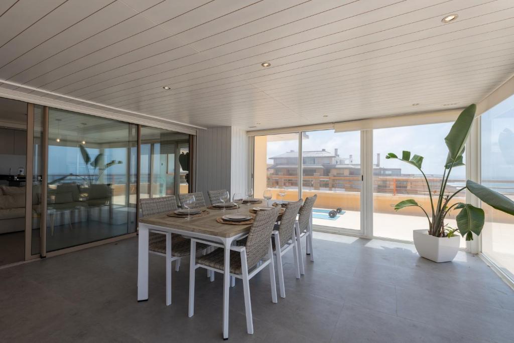 Bazén v ubytování Appartement 300m2 vue sur océan Prestigia - Plage des nations nebo v jeho okolí