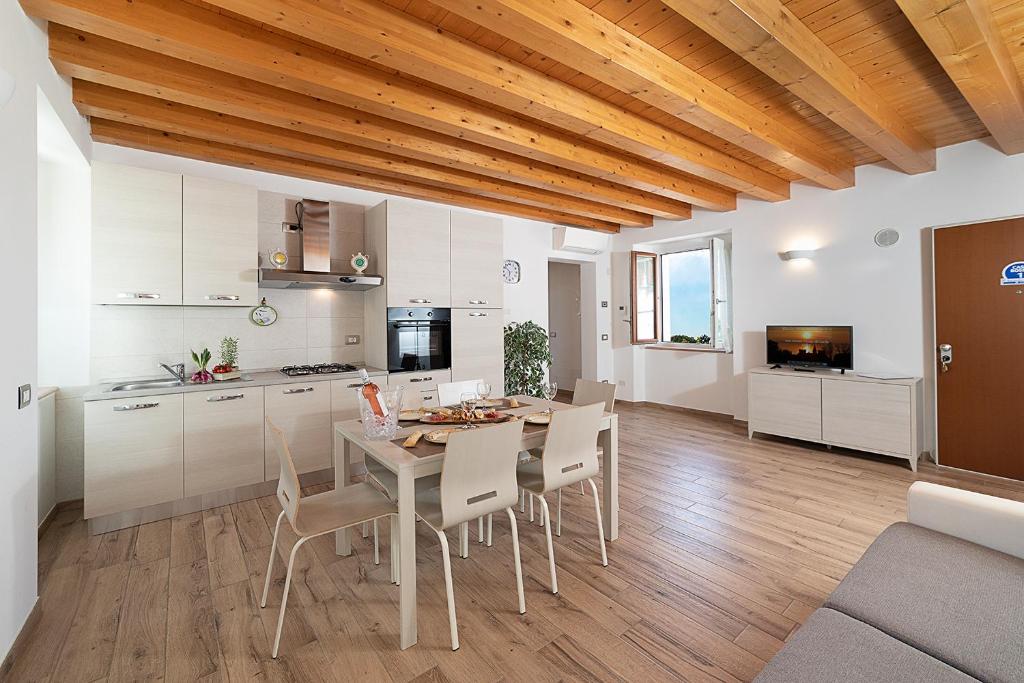 a kitchen and dining room with a table and chairs at CASA ROSSA - Regarda Travel in Bardolino
