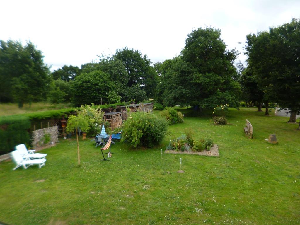 A garden outside Chambre chez l'habitant près de Josselin 56