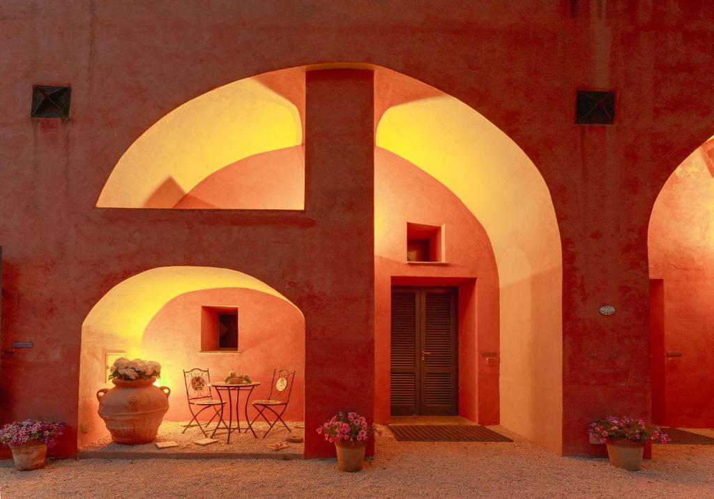 a building with three arches and a table with a vase at Casa Giovanni da Procida in Procida