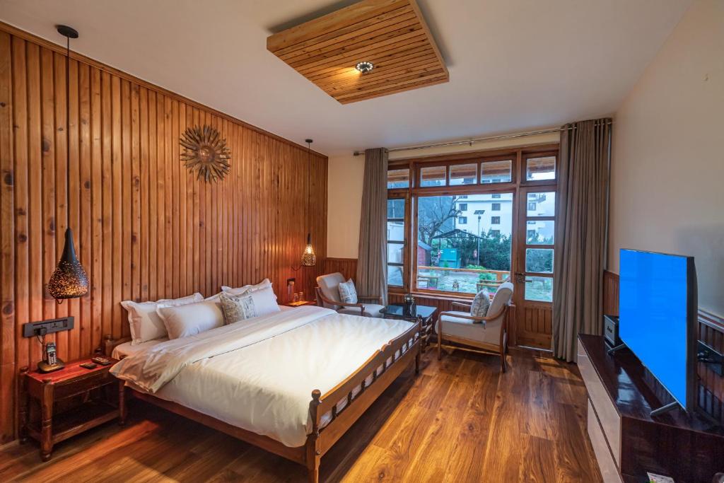 Postel nebo postele na pokoji v ubytování SaffronStays Monarch Manor, Manali - regal mansion